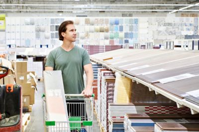 Personne achetant des matériaux de construction dans un magasin expert.