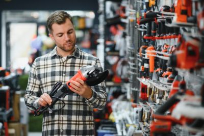 Personne souhaitant acheter du matériel de chantier dans un magasin spécialisé.