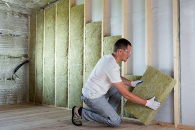 Personne isolant l'intérieur de sa maison pour améliorer son score PEB.