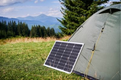 Photo d'un panneau solaire plug and play dispos&eacute; &agrave; la campagne.